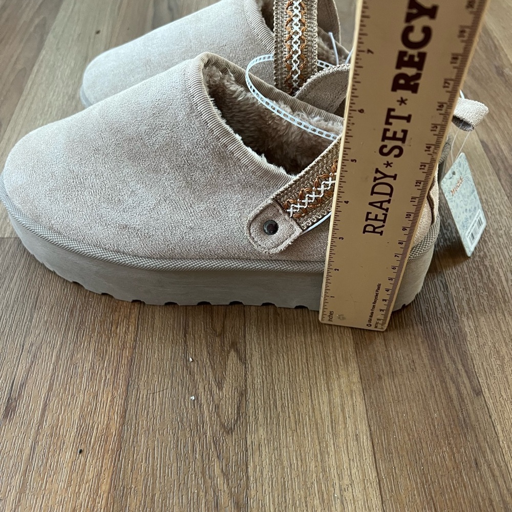 Mudd woman Tan Slip-On Slippers